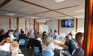 Mit großem Interesse lauschten die Zuhörerinnen und Zuhörer dem Beitrag von Kirsten Mense (auf dem Bildschirm). - Partnerschafts-Gesellschaft Lemgo