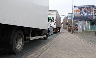 Es ist nicht viel Platz auf der Langen Straße zwischen Ortseingang und Fußgängerzone. Für Zweiradfahrer kann das schon mal eng werden. - Dieter Asbrock