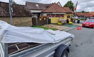 Jüngster Stein des Anstoßes im Streit zwischen Reinhold Mennecke und Familie Hampe ist dieser Anhänger. Der steht vollkommen legal da, nimmt aber Parkplätze für den Pommes Boss weg. - Marianne Schwarzer