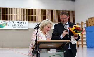 Mit ihrer Unterschrift ist es besiegelt: Silvia Genat verlässt nach 14 Jahren die Grundschule Bösingfeld. Von Schulamtsdirektor Torsten Buncher gibt es ein Grußwort und Blumen zum Dank. - Lorraine Brinkmann Mit ihrer Unterschrift ist es besiegelt: Silvia Genat verlässt nach 14 Jahren die Grundschule Bösingfeld. Von Schulamtsdirektor Torsten Buncher gibt es ein Grußwort und Blumen zum Dank. - Lorraine Brinkmann