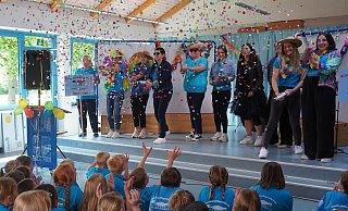 Schulfest mit buntem Konfettiregen: Kinder, Lehrer, Eltern und Ehemalige zelebrieren das 30-jährige Bestehen der Grundschule Rischenau. - Michaela Weiße