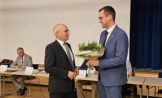 Frank Rayczik (links) ist der zweite Beigeordnete der Stadt Lage und übernimmt den Fachbereich 3, nach der Wahl im Rat gratulierte Bürgermeister Matthias Kalkreuter. - Astrid Sewing
