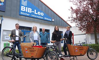 Bürgermeister Martin Hoffmann (v. l.), Regionalmanagerin Susanne Weishaupt, Reiner Loer (Umweltamt) sowie Gemeindebücherei-Leiterin Kerstin Koppmann und Gemeindebücherei-Mitarbeiterin Kerstin Proepper stellen die neuen Lastenräder für die Gemeindebücherei vor. - Birgit Guhlke Bürgermeister Martin Hoffmann (v. l.), Regionalmanagerin Susanne Weishaupt, Reiner Loer (Umweltamt) sowie Gemeindebücherei-Leiterin Kerstin Koppmann und Gemeindebücherei-Mitarbeiterin Kerstin Proepper stellen die neuen Lastenräder für die Gemeindebücherei vor. - Birgit Guhlke