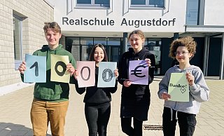Erfolgreiche Spendenaktion an der Augustdorfer Realschule: Darüber freuen sich die Schülersprecher Younes Belhadj, Bianca Benchea und Hannah Balzer sowie die Schülerin Veronika Kraßmann aus der 6b (von links). - Realschule Augustdorf