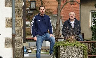 Jan Karl und sein Vater Friedrich Dammler halten in Bentorf die Fahnen hoch. - Axel B&uuml;rger