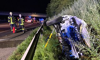Die Einsatzkräfte der Freiwilligen Feuerwehr Bad Salzuflen sichern den verunfallten Toyota Aygo, der hinter der Leitplanke auf der Autobahn2 liegt. Der Wagen ist nur noch Schrott. Foto: Daniel Hobein / Feuerwehr Bad Salzuflen - Feuerwehr Bad Salzuflen