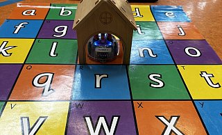 Die programmierten Beebots finden den Weg durch ein Labyrinth, das aus bunten Matten bestand. - Südschule Lemgo