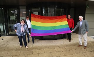 Christiane Frevert, Bürgermeister Martin Hoffmann, Thomas Jahn und Hermann Graf von der Schulenburg kurz vor dem Hissen der Regenbogenfahne am Leopoldshöher Rathaus. - Birgit Guhlke Christiane Frevert, Bürgermeister Martin Hoffmann, Thomas Jahn und Hermann Graf von der Schulenburg kurz vor dem Hissen der Regenbogenfahne am Leopoldshöher Rathaus. - Birgit Guhlke
