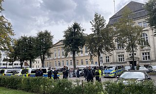 Schon beim ersten Prozess gegen Tim Kellner vor dem Amtsgericht stand die Polizei mit vielen Einsatzkräften bereit - das Bild ist vom vergangenen Oktober. - Silke Buhrmester Schon beim ersten Prozess gegen Tim Kellner vor dem Amtsgericht stand die Polizei mit vielen Einsatzkräften bereit - das Bild ist vom vergangenen Oktober. - Silke Buhrmester