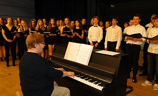 Gesangsensemble.jpg: Das Gesangsensemble interpretiert unter Leitung von UlrikeAlthöfer-Lübke am Klavier hinreißend den 007-Titel „Skyfall“. (Foto: HajoGärtner) - Hajo Gärtner