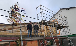 Der Richtkranz weht über dem neuen Stadtteiltreff. Maurermeister Marcus Meier (links) spricht den traditionellen Richtspruch für Bürgermeister und Bauherr Frank Meier. - Sylvia Frevert(LZ)