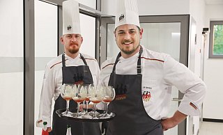 Die Koch-Nationalmannschaft der Bundeswehr versteht sich darauf, hervorragende mehrgängige Menüs zuzubereiten – Aperitif inklusive, hier serviert von M. Fehring und M. Kalis. - Bundeswehr / Nicolai Ulbrich Die Koch-Nationalmannschaft der Bundeswehr versteht sich darauf, hervorragende mehrgängige Menüs zuzubereiten – Aperitif inklusive, hier serviert von M. Fehring und M. Kalis. - Bundeswehr / Nicolai Ulbrich
