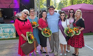 Bei der Wahl zur "Miss Wirtschaftswunder" hält Carsten Fritzsche Andrea Clifford (links, Platz Zwei) und Holly Heidemann (rechts, Platz Eins) im Arm. Margot Zakrovsky erreicht Platz Drei. - Thomas Krügler