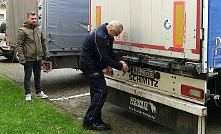 Aufmachen: LKW-Fahrer, die aus NIcht-EU-Ländern wie der Türkei kommen, müssen in Lemgo beim Zoll die Ladung "checken" lassen. - Axel Bürger