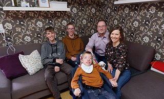 Nicola und Johannes Gottschick mit ihren Söhnen (von links) Ruben (14), Jonathan (16) und Aaron. Der Zusammenhalt in der Familie ist groß, auch seine älteren Brüder kümmern sich liebevoll um den 12-Jährigen. - Lorraine Brinkmann Nicola und Johannes Gottschick mit ihren Söhnen (von links) Ruben (14), Jonathan (16) und Aaron. Der Zusammenhalt in der Familie ist groß, auch seine älteren Brüder kümmern sich liebevoll um den 12-Jährigen. - Lorraine Brinkmann