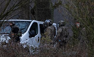 SEK-Beamte haben eine Wohnung in Extertal durchsucht. - Freitag TV