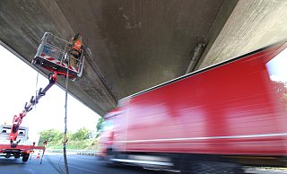 Die Reparaturarbeiten laufen in luftiger Höhe, während daneben der Verkehr fließt. - Lukas Brekenkamp Die Reparaturarbeiten laufen in luftiger Höhe, während daneben der Verkehr fließt. - Lukas Brekenkamp