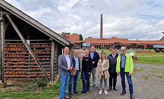 FDP-Politiker im Ziegeleimuseum (von links): Arne Hermann Stopsack, Alexander Arens,Marion Lendermann, Kai Abruszat, stellvertretende Museumsleiterin Lisa Egeri, Urs Frigger und Eckhard Gläsker. - FDP