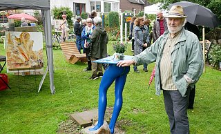 B2. Kunst im Park. Gastgeber Helmut Schmidt steht an seiner Skulptur inmitten des Kunstparks. - Thomas Krügler