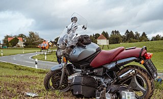 Das verunglückte Motorrad, im Hintergrund wartet der Rettungshubschrauber Christoph 4. - Freitag TV Das verunglückte Motorrad, im Hintergrund wartet der Rettungshubschrauber Christoph 4. - Freitag TV
