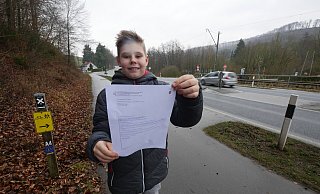 Dass auf der Extertalstraße an der Abzweigung zum Campingplatz Eimke oft schneller als die erlaubten 70 Stundenkilometer gefahren wird, ärgert Louis Schwichtenberg. - Jost Wolf Dass auf der Extertalstraße an der Abzweigung zum Campingplatz Eimke oft schneller als die erlaubten 70 Stundenkilometer gefahren wird, ärgert Louis Schwichtenberg. - Jost Wolf