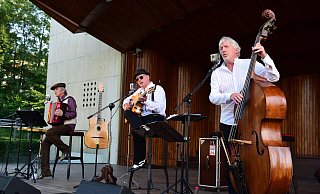 Roman D. Metzner (von links), Fabian Maria Lau und Carsten J. Hormes bilden das Trio "Fabian und die Detektive", das am Samstagabend in der Konzertmuschel spielte. - Nicole Ellerbrake Roman D. Metzner (von links), Fabian Maria Lau und Carsten J. Hormes bilden das Trio "Fabian und die Detektive", das am Samstagabend in der Konzertmuschel spielte. - Nicole Ellerbrake