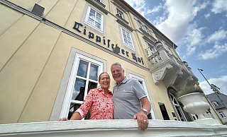 Annette und Gottfried Schuster stehen vor ihrem "Lippischen Hof". - Alexandra Schaller