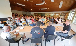 Heimatvereinsvorsitzender Klaus-Peter Stock (von links) hatte in den Anbau der Silbergrundhalle in Leopoldstal eingeladen. Revierförster Christopher Kroos und Landesverbandsvorsteher Jörg Düning-Gast beantworten Fragen zu den Baumfällungen rund um den Ortsteil. Dr. Alexander Martin moderierte die Veranstaltung. - Jost Wolf Heimatvereinsvorsitzender Klaus-Peter Stock (von links) hatte in den Anbau der Silbergrundhalle in Leopoldstal eingeladen. Revierförster Christopher Kroos und Landesverbandsvorsteher Jörg Düning-Gast beantworten Fragen zu den Baumfällungen rund um den Ortsteil. Dr. Alexander Martin moderierte die Veranstaltung. - Jost Wolf