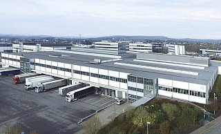 Die paar Lastwagenrampen reichen bei weitem nicht aus. Darum will Phoenix Contact seine Logistik auf jeden Fall erweitern. Das war vor Jahren schon geplant, jetzt soll es bald losgehen. - Phoenix Contact