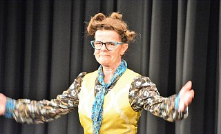 Frieda Braun begeistert mit ihrer unvergleichlichen Mimik, mit ihrem Wortwitz und ihrem originell-altbackenen Outfit. Gemeinsam mit dem belgischen Bühnenkünstler Joseph Collard entwickelt sie ihre Programme weiter. Foto: Karin Prignitz - Karin Prignitz