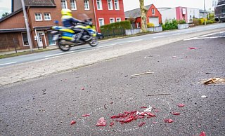 Am Karfreitag liegen noch vereinzelt Spuren des schweren Unfalls auf der Straße. - Freitag TV