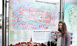 Startpunkt für die Führungen mit Julia Stein (Foto) und Hans Böhm ist die Infotafel am Bösingfelder Kreisel neben der Wanderlinde. - Marketing Extertal Startpunkt für die Führungen mit Julia Stein (Foto) und Hans Böhm ist die Infotafel am Bösingfelder Kreisel neben der Wanderlinde. - Marketing Extertal