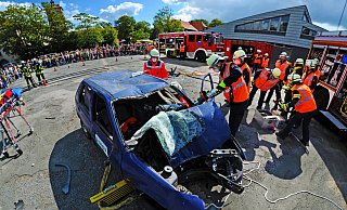 Wie schlimm eine Frontal-Crash ausgehen kann, zeigt die Feuerwehr eindrücklich. - Nicole Ellerbrake