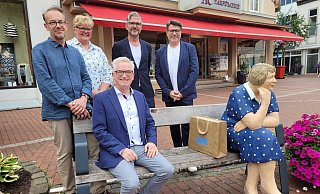 Thomas Voss hat neben der französischen Dame Platz genommen, hinter ihm stehen (von links) Thorsten Pohle, Iris Riekehof, Ralf Hammacher und Martin Schliemann vom Verein Stadtmarketing Lage. - Astrid Sewing