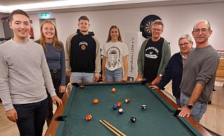 Generationen von Jugendlichen aus Lothe haben ihre Freizeit im Jugendkeller verbracht, darunter Tim-Malte Gut (von links), Maja Fiene, Pascal Holzkämper, Marie Thoren, Albert Holtkamp, Angela Arth und Rüdiger Thalke. - Michaela Weiße