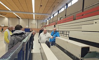 Die Mitglieder des Sportausschusses schauten sich einen Teil der Tribüneanlage vor der Sitzung an. Bürgermeister Matthias Kalkreuter (Dritter von rechts) stellte in den Raum, was eine Erneuerung geschätzt kosten würde - einen sechsstelligen Betrag. - Astrid Sewing