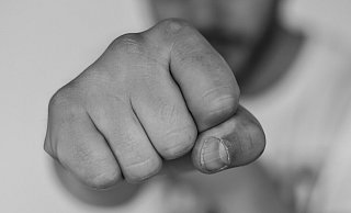 Brtuale Attacke auf zwei junge Frauen in Bielefeld. - Pixabay