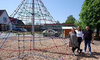 Konrektorin Christina Topolski (links) steht mit den beiden Bauamtsmitarbeitern Florian Kenter und Carina Brakhage am neuen Klettergerüst der Grundschule Alverdissen. Nach den Sommerferien soll hier der Unterricht wieder losgehen. - Lorraine Brinkmann