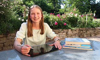 Charlotte Umfermann mit Schulbüchern und Tablet im Garten ihres Elternhauses. - Jana Beckmann Charlotte Umfermann mit Schulbüchern und Tablet im Garten ihres Elternhauses. - Jana Beckmann