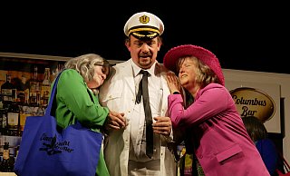 Kleider machen Leute. Eben noch Landstreicher, zieht Ralf Ohr als Kapit&auml;n in Uniform die Kegelschwestern Sabrina Degutsch (links) und Antje Stork enorm an. - Thomas Kr&uuml;gler