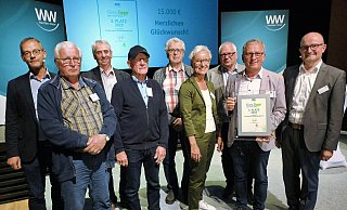 Sabbenhausen sahnt bei den "Kilma Siegern" ab. Es freuen sich Jurymitglied Heinz-Jörg Heinemann, die Vereinsmitglieder Bernd Pöpperling, Willi Bluhm, Franz Aich, Horst Gröne, Detlef Schake, Klaus Meier mit der stellvertretenden Bürgemeisterin Ulrike Jakob und Westfalen-Weser-Geschäftsführer Andreas Speith (von links). - Westfalen Weser Sabbenhausen sahnt bei den "Kilma Siegern" ab. Es freuen sich Jurymitglied Heinz-Jörg Heinemann, die Vereinsmitglieder Bernd Pöpperling, Willi Bluhm, Franz Aich, Horst Gröne, Detlef Schake, Klaus Meier mit der stellvertretenden Bürgemeisterin Ulrike Jakob und Westfalen-Weser-Geschäftsführer Andreas Speith (von links). - Westfalen Weser