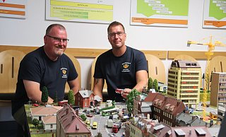 Das ist keine Spielerei. Mit diesem, wie eine Stadt im Miniaturformat aussehenden Planspiel können Ralf Solle (l.) und Sebastian Köster dem Feuerwehrnachwuchs das taktische Vorgehen bei Einsätzen im Ernstfall erläutern. Foto: Knut Dinter - Knut Dinter Das ist keine Spielerei. Mit diesem, wie eine Stadt im Miniaturformat aussehenden Planspiel können Ralf Solle (l.) und Sebastian Köster dem Feuerwehrnachwuchs das taktische Vorgehen bei Einsätzen im Ernstfall erläutern. Foto: Knut Dinter - Knut Dinter