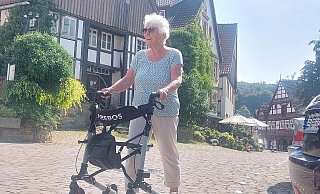 Ursula Millat-Schreiber aus Lemgo ist zu Besuch in der Schwalenberger Altstadt. Der Weg ist für die 83-Jährige allerdings ziemlich beschwerlich, denn das Kopfsteinpflaster ist für sie mit dem Rollator nur schwer zu passieren. - Michaela Weiße