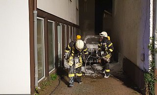 Bereits im Mai stand das geparkte Auto zwischen zwei Wohnhäusern in Vollbrand. - Feuerwehr Barntrup Bereits im Mai stand das geparkte Auto zwischen zwei Wohnhäusern in Vollbrand. - Feuerwehr Barntrup