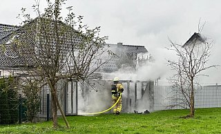 Dichte Rauchschwaden ziehen über das Neubaugebiet Südfeld - Niklas Möllermann / Freitag-TV