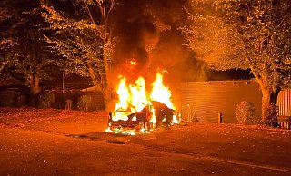 Ein Auto ist in der Weidenstraße in der Nacht zu Mittwoch komplett ausgebrannt. - Feuerwehr Lage