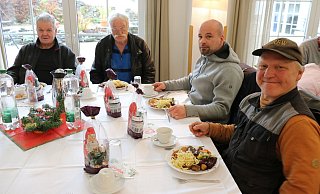 Hans Aschmoneit-Gnosa (von links), Dieter Grabensdroer, Marco Siermann und Udo Wurm kommen alle regelmäßig zum Sozialen Mittagstisch. - Alexandra Schaller