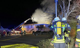 Mehrere Trupps unter schwerem Atemschutz stehen vor der noch brennenden Gaststätte im Bad Salzufler Ortsteil Retzen und warten auf ihren Einsatz. Durch das schnelle Eingreifen konnten Wohnhaus und Saal gehalten werden. - Foto: Daniel Hobein / Feuerwehr Bad Salzuflen Mehrere Trupps unter schwerem Atemschutz stehen vor der noch brennenden Gaststätte im Bad Salzufler Ortsteil Retzen und warten auf ihren Einsatz. Durch das schnelle Eingreifen konnten Wohnhaus und Saal gehalten werden. - Foto: Daniel Hobein / Feuerwehr Bad Salzuflen