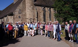 Vor dem Kloster Möllenbeck erholte sich die Gruppe um Friedrich Brakemeier und Peter-Uwe Witt von der abwechslungsreichen und sehr interessanten „Tour de Lippe“. - Hanns Boedeker