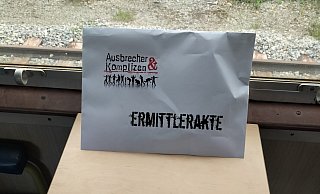 Eine „Ermittlerakte“ hilft den jungen Detektiven, dem Mörder von Tessa Lipperling auf die Spur zu kommen. - Sebastian Fritzemeier Eine „Ermittlerakte“ hilft den jungen Detektiven, dem Mörder von Tessa Lipperling auf die Spur zu kommen. - Sebastian Fritzemeier